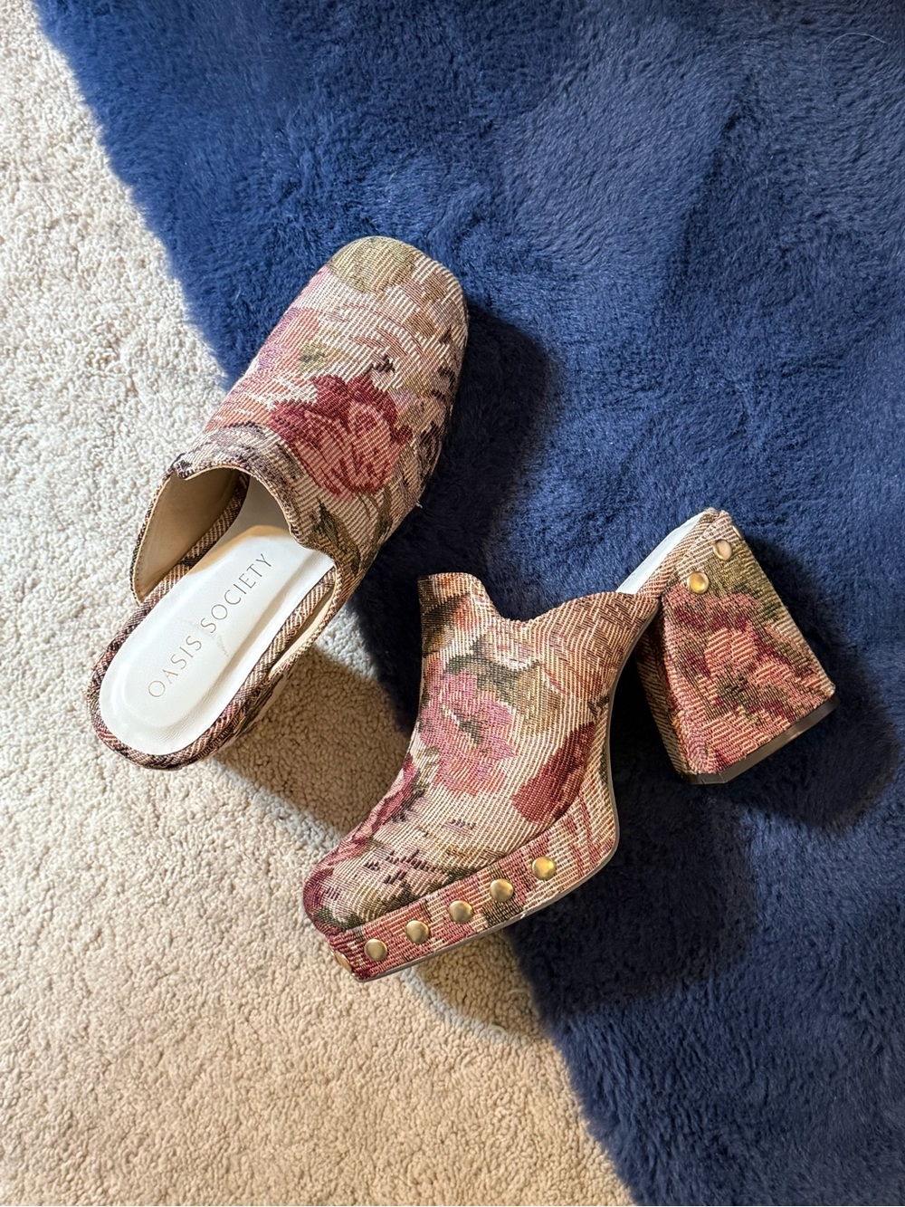 Oasis Society - THE SIERRA - VIRAL MAUVE TAPESTRY PLATFORM
